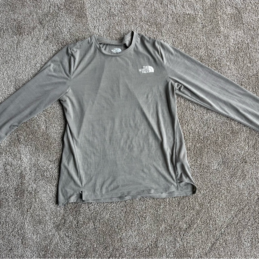 The North Face Women’s Gray Long Sleeve Hiking Shirt with Thumbholes, M